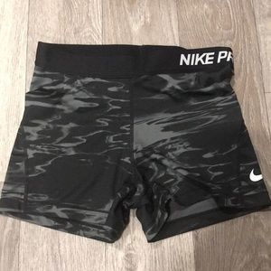 Like New Women’s Patterned Nike Pro Shorts Medium